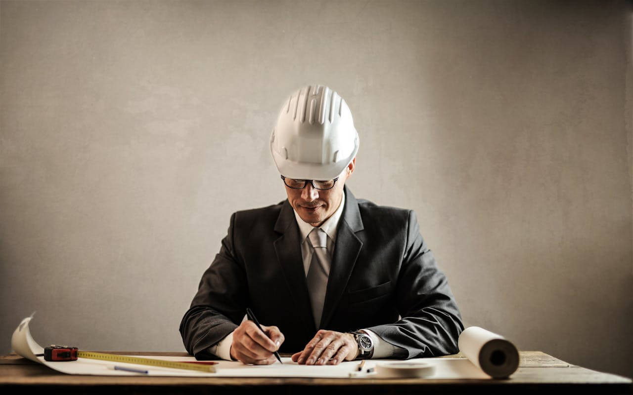 Engenheiro analisando projeto